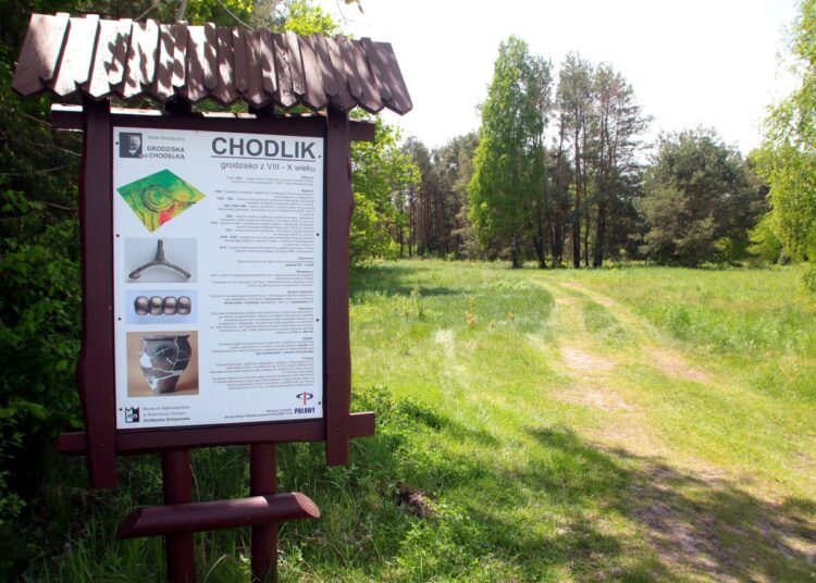 2022-05-17T12:07:39:91 ,  Fot. Piotr Michalski  2022.05.17. CHODLIK. BAZA ARCHEOLOGICZNA W CHODLIKU . ZMIJOWISKA . KURHANY .
FOT. PIOTR MICHALSKI