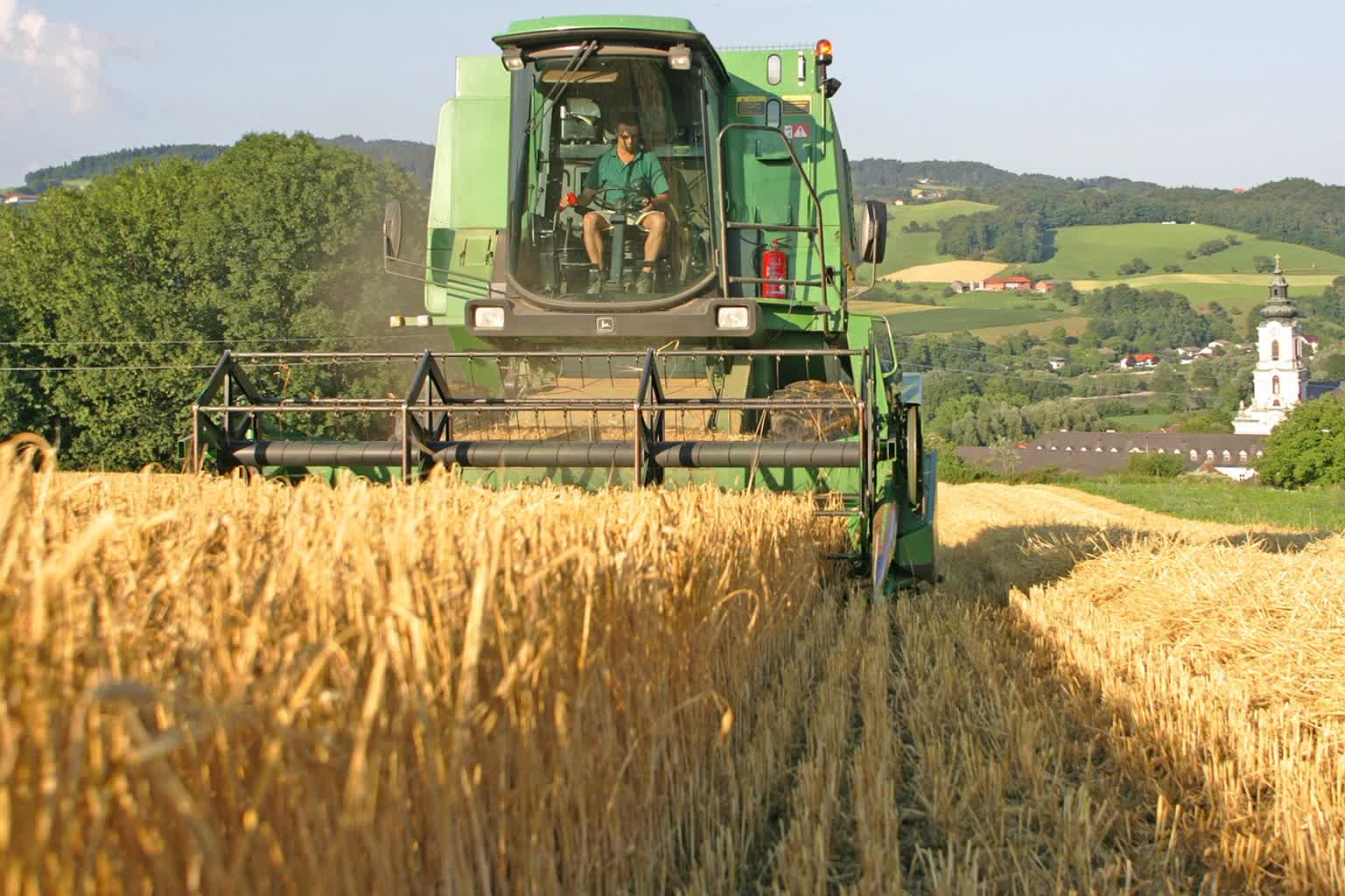 combine-harvester-7377526_1280.jpg