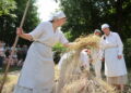 2025.07.20. LUBLIN . MUZEUM WSI LUBELSKIEJ . TRADYCYJNE ZNIWA . POLE ZBOZE POMIEDZY WIATRAK Z ZYGMUNTOWA , A ZAGRODA Z URZEDOWA . INSCENIZACJA PRACE PRZY KOSZENIE ZBOZA , POSILEK KOSIARZY I PODBIERACZEK ORAZ POKAZ MLOCENIE CEPEM .
FOT. PIOTR MICHALSKI / MUZEUM WSI LUBELSKIEJ